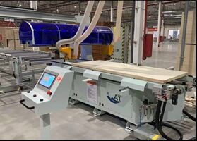 Bon prix Centre de découpe automatique de scie à quatre côtés pour l'usinage de haute précision avec positionnement servo-contrôlé et manutention automatisée des matériaux en ligne